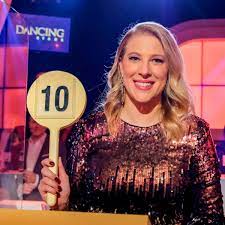 Watch, catch up & stream dancing with the stars: Dancing Stars 2021 Infos Zum Start Den Promis Und Profi Tanzern Jury Und Moderatoren