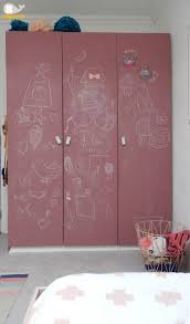Pink Chalkboard Doors Of Pax With Leather Pulls Are Ideal For A Kid S Space Ikea Pax Kinderzimmer Pax Kinderzimmer Ikea Pax