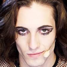 Damiano david from italy's eurovision song contest 2021 winning group maneskin has slammed claims he was using drugs during the show. Damiano David Dei Maneskin Il Segreto Del Suo Look Eccentrico Dilei