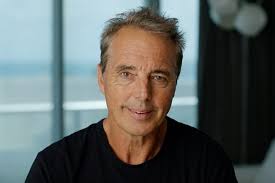 El experto en longevidad Dan Buettner dice que hay que comer solo dos veces  al día si queremos vivir 100 años