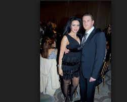 ، حتى أن الزوج كان قد ترك المنزل قبل فترة وأقام في شقة منفصلة عن رانيا يوسف وبناتها. Ù‡Ù† Ø¨Ø§Ù„ØµÙˆØ± 3 Ø²ÙŠØ¬Ø§Øª ÙÙŠ Ø­ÙŠØ§Ø© Ø±Ø§Ù†ÙŠØ§ ÙŠÙˆØ³Ù Ø£ÙˆÙ„Ù‡Ù… Ø¨Ø®ÙŠÙ„ ÙˆØ§Ù„Ø«Ø§Ù†ÙŠ Ù†ØµØ§Ø¨