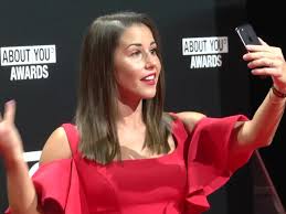 Nach ihrer teilnahme startete sie. Supertalent Jurorin Sarah Lombardi Uberraschung Im Tv Wiedersehen Mit Dsds Konkurrentin Bunte De