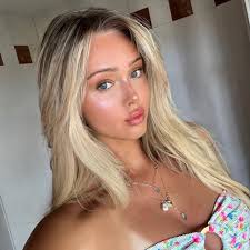 Thea Thompson's Instagram, Twitter & Facebook