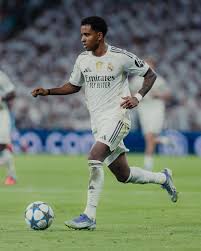 Rodrygo sofre lesão muscular e vira desfalque no Real Madrid por tempo indeterminado