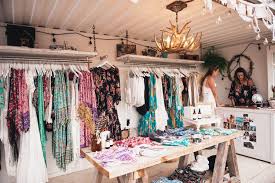 I Like How This Has The Rack In The Back And The Table In The Front As A Separation From The Entra Store Design Boutique Clothing Store Displays Boutique Decor