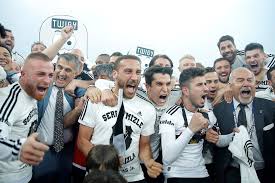 Fenerbahçe ve kayserispor beraberlikle ile şampiyonluk yarışında 4 puan bırakan kara kartal, başakşehir ve galatasaray'a göre daha bir orana sahip. Iste 15 Sampiyonlugun Hikayesi Ntv