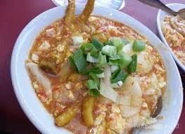 Sesuai selera kerupuk pelangi, sesuai selera makaroni, sesuai selera kwetiau, secukupnya bakso, secukupnya sosis, 1 butir telur, sawi hijau, 1 cm kencur (boleh di tambah bila ingin terasa kencurnya), 5 buah cabai merah, 5 buah cabai rawit (kalau ingin pedas bisa di tambahkan). Ini Resep Seblak Basah Pedas Yang Maknyus Dan Bikin Kamu Ketagihan