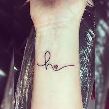 Önem verdiğiniz bir insanın ismini vücuduna yaptırmanız en sevgi ve sadakat gösterilerinden birisidir. Dovme H Harfi Tattoo Style Letter H With Relevant Symb Vector Image By C Wingnutdesigns Vector Stock 2794720 G Ece D Zarif Dovme Modelleri Dovme Desenleri Dovme Dovme Modelleri Shala Most