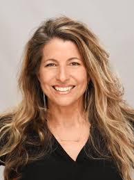 Kelly Lau's Instagram, Twitter & Facebook