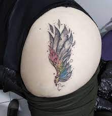 Gia đình bé gái 13 tuổi tố cáo, bé gái này bị 1 nhân viên bãi xe bệnh viện q.4 đã hiếp dâm. Feathertattoo Feather Colortattoo Lineworktattoo Skinmag Siguemeytesigo I Check Mor Tattoos Feather Tattoo Color Tattoo