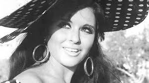 تجدر الاشارة إلى أن أثناء تقديم عبد الحليم للأغنية في الحفل الخاص بها، عرّف بليغ حمدي بأنه أمل مصر في الموسيقى، وربما كان ذلك. Ø¨ÙŠÙ† Ø§Ù„Ø²ÙˆØ§Ø¬ ÙˆØ§Ù„Ø¹Ø²ÙˆØ¨ÙŠØ© Ø­ÙƒØ§ÙŠØ§Øª Ø¹Ø¨Ø¯ Ø§Ù„Ø­Ù„ÙŠÙ… Ø­Ø§ÙØ¸ Ø§Ù„ØºØ±Ø§Ù…ÙŠØ© Ø±ØµÙŠÙ 22