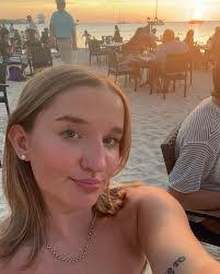 Elizabeth Botsford's Instagram, Twitter & Facebook