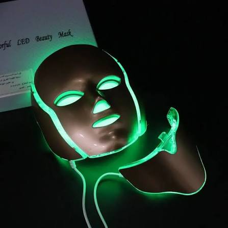 القناع الضوئي LED Face Mask أو Light therapy Mask 💫 أصبح جزء من نمط العناية بالبشرة بالنسبة لكثير من خبيرات التجميل الشهيرات✨ يعتمد استخدام القناع المضيء LED على فكرة تعريض البشرة لموجات
