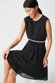 Optez pour un style décontracté avec robe en jersey, ou bien essayer un style plus féminin avec uen robe à dentelle ou drapée. Succombez Devant L Elegance D Une Robe De Soiree C A