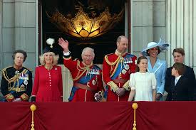 Cientos de miles de personas y 2.000 soldados arropan al rey Carlos III: Londres se engalana para el 'Trooping the Colour'