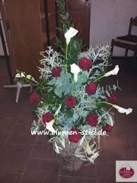 Gesteck In Der Holzvase Mit Calla Roten Rosen Und Besonderem Grun Ideal Als Raumschmuck Oder Altargesteck Hochzeit Kirc Blumengestecke Calla Kirchenschmuck