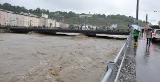 Es sind starke überschwemmungen zu erwarten, warnten experten. Stadt Salzburg Hochwasser 2002 2013 2019