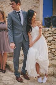 Proof That Sneakers Can Complete A Wedding Ensemble Weddingbells Casamento Despojado Noiva Moderna Casamento Engracado