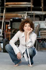 Veronica pivetti si cimenta nell'insolito doppio ruolo di viktor/viktoria, nato sul grande schermo e per la prima volta sulle scene italiane nella sua versione originale. Veronica Pivetti S Feet Wikifeet