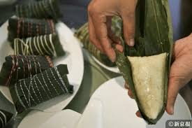 Zung2) is a traditional chinese rice dish made of glutinous rice stuffed with different fillings and wrapped in bamboo leaves (generally of the species indocalamus tessellatus), or sometimes with reed or other large flat leaves. Byqwjxll5uuelm