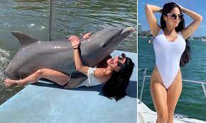 Moment a woman is unexpectedly HUMPED by a dolphin | Daily Mail Online