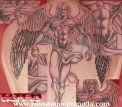 Desde el principio de los tiempos el ser humano ha tenido una relación intrínseca con la oscuridad y el miedo… … Tatuaje Angel Caido Espalda Roots Tattoo Granada