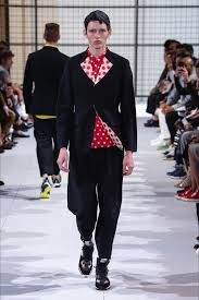 Prendiamo il caso di dopo mezzanotte, il minuscolo film di davide ferrario che sta diventando un caso anche commerciale, in segno di miracoloso e imprevisto riconoscimento dei suoi. Sfilata Moda Uomo Comme Des Garcons Homme Plus Parigi Primavera Estate 2019 Vogue Menswear Mens Fashion Fashion