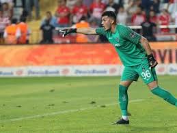 Hatayspor'un yüklendiği bölümlerde sadece 10 dakika içinde 4 kurtarış gerçekleştiren milli eldiven, takımını ayakta tuttu. Ugurcan Cakir Kalesinde Devlesti