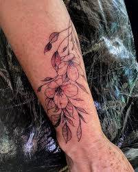 Que lindeza ☺️ Fiz a PRIMEIRA tattoo da minha tia Chris, aos 62 anos!  Segura que essa geração de novos senhores estão cada vez mais tatuados  💚🔥🔥 uhuuuuuu Obrigada tia querida pela