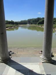 Chateau Du Champ De Bataille Le Temple De Leda 39 Les Jardins Les Carres De Diane Et D Apollon Il S Agit D Une Fontaine Ornee Chateau Sidewalk
