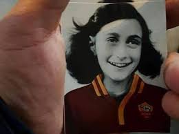 Anna Frank con la maglia della Roma: le foto antisemite degli ultrà laziali 