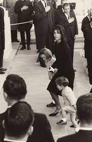 Jackie's letter also reveals her effort. Mkg Collection Online Max Scheler Jackie Kennedy Mit Ihren Kindern Auf Den Stufen Des Kapitols Washington 25 November 1963