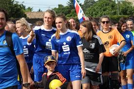 Retrouvez pour le club allemagne tous les résultats en direct, la composition de l'équipe pour chaque match une heure avant le coup d'envoi et le calendrier complet de la saison 2021/2022 de euro féminin. Il Faut Toujours Nous Battre Pour Jouer Le Football Feminin Entre L Allemagne Et La France Euroclic