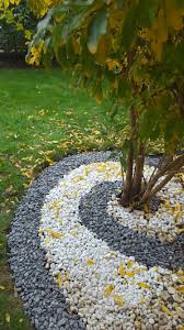 Spirale Con Sassi Di Marmo Neri E Bianchi Attorno Al Melograno In Giardino Con Foglie Autunnali Gia Cadute Parterre De Fleurs Jardins Idee Deco Jardin