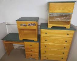 Our cedar bedroom sets look amazing and will last through the trials of time, giving you a quality wood bedroom set that you will appreciate for years. Albrecht Auctions Childrens Cedar Bedroom Set Includes Dresser 2 Night Stands And A Desk