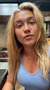 Florence pugh in miu miu at the black widow world premiere fan event in london posted on june 30, 2021 because of a host of other commitments (like taking most of the week off in las vegas), we probably won't get to a review of black widow, unless we have the time (and the hotel wifi) to pull off a podcast later in the week. Florence Pugh Wird Frech Und Schlendert In Badeanzug Und Schurze Nach Draussen Sonne Ist Raus Penner Raus Aktuelle Boulevard Nachrichten Und Fotogalerien Zu Stars Sternchen