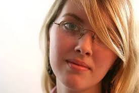 Mutlu Varlıklı Bayan Parayla Poz Veriyor Beyaz Bir Arka Plana Karşı Tasasız  Bir Ruhla Zarafet Sergiliyor Fotoğraf Arka plan Ve Ücretsiz İndirmek İçin  Resim