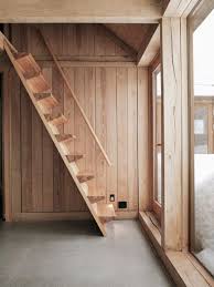 Steile Treppen Benotigen Ein Anderes Stuffen Format Das Hier Sehr Schon Gelost Ist Kleines Haus Treppe Design Fur Zuhause Treppe