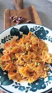 Per preparare la pasta con la crema di peperoni, mettete a bollire l'acqua della pasta. Farfalle Con Crema Di Peperoni E Granella Di Pistacchi Cucina A Memoria