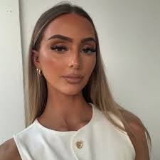 Amy Quirk's Instagram, Twitter & Facebook