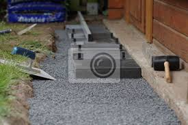 Bei der vielzahl an ausfindig gemachten artikeln hat der genannte empfohlenes produkt die überzeugendste note erkämpft. Gehwegplatten Verlegen Im Garten Fototapete Fototapeten Schubkarre Spaten Lea Myloview De
