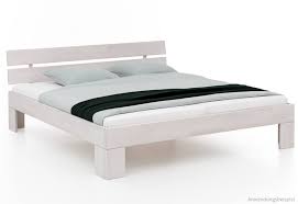 Dabei wird der landhausstil immer wieder ein stück weit neu erfunden und bleibt so modern. Massivholzbett Hans Kernbuche Massivholz Bett Weiss Mit Kopfteil 140x200 Cm Kaufen Matches21