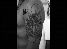 L'animal a le regard porté au loin. Tatouage Croix Tout Ce Qu Il Faut Savoir Tattoome Le Meilleur Du Tatouage