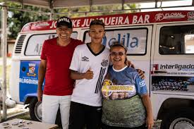 Jovens da iniciação esportiva recebem Kombi para futebol interativo