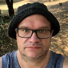 Joernalis tuis ná motorongeluk saam met gesin