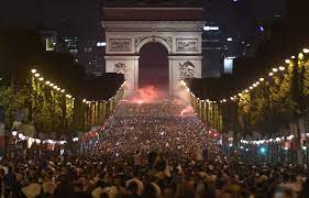 Trois dates symboliques, qui illustrent la place prise par l'équipe de france sur le grand échiquier du football international. Coupe Du Monde Une Foule En Liesse Aux Champs Elysees Apres La Qualification En Finale De La France Le Devoir