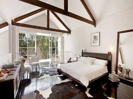 自宅でのんびりリラックス 複数の屋外スペースが作り込まれた開放感あふれるロフトのリノベーションハウス 美しい寝室 リノベーション ハウス ベッド ルーム