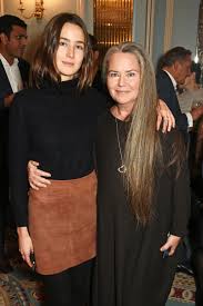 アンドルー王子のもっとも有名な恋人の一人、クー・スタークってどんな人？｜ハーパーズ バザー（Harpers BAZAAR）公式