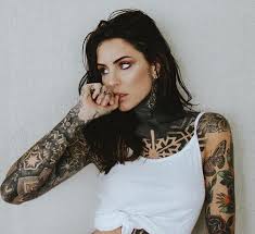 Tiene 31 años (en 2021). El Tremendo Tatuaje De Cande Tinelli En La Cara Hello Kitty Muerta
