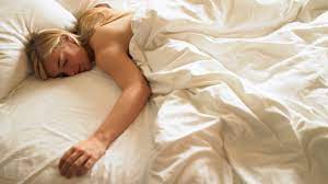 Nackt schlafen: 4 Gründe, warum es sich lohnt, die Klamotten nachts  auszuziehen | GLAMOUR